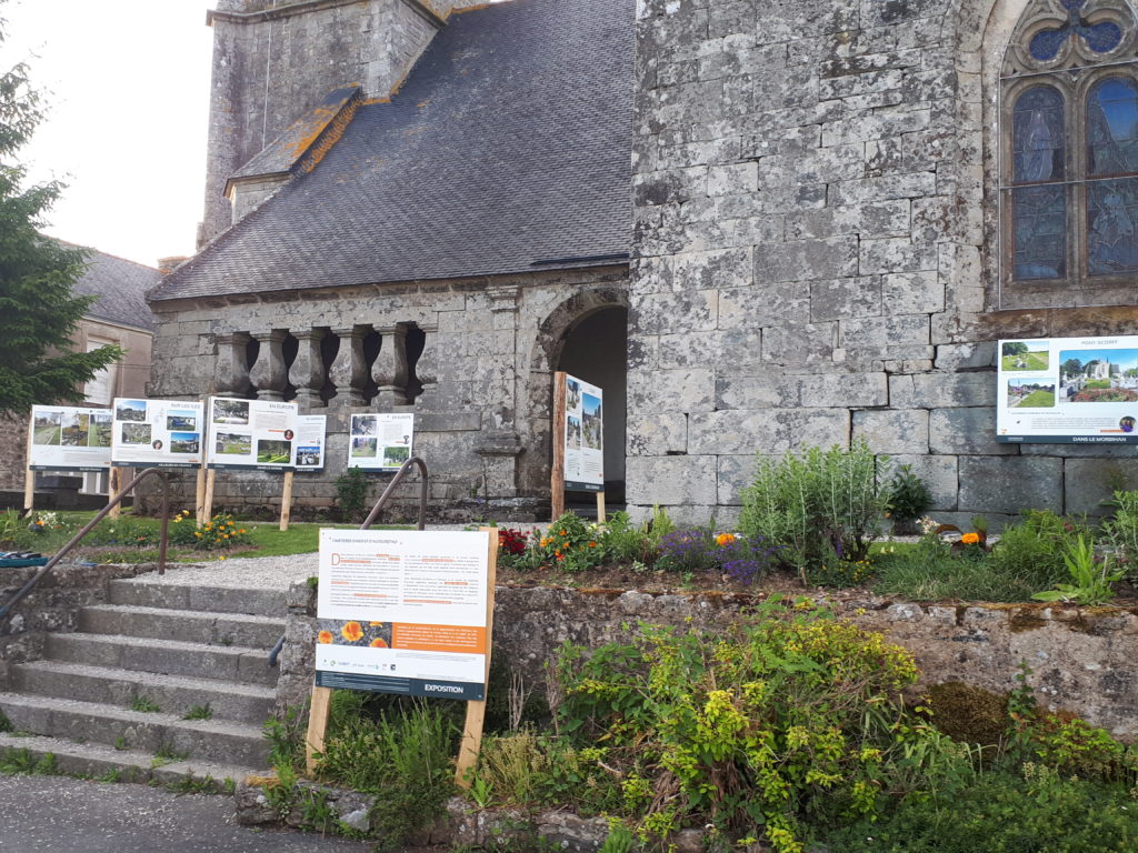 Comme dans le passé, le cimetière revient autour de l’église